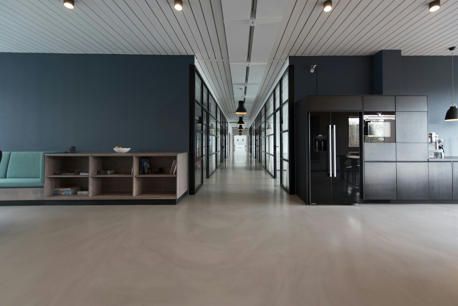 Modernes klinisches Forschungsinterieur — ruhige, vertrauenswürdige Atmosphäre